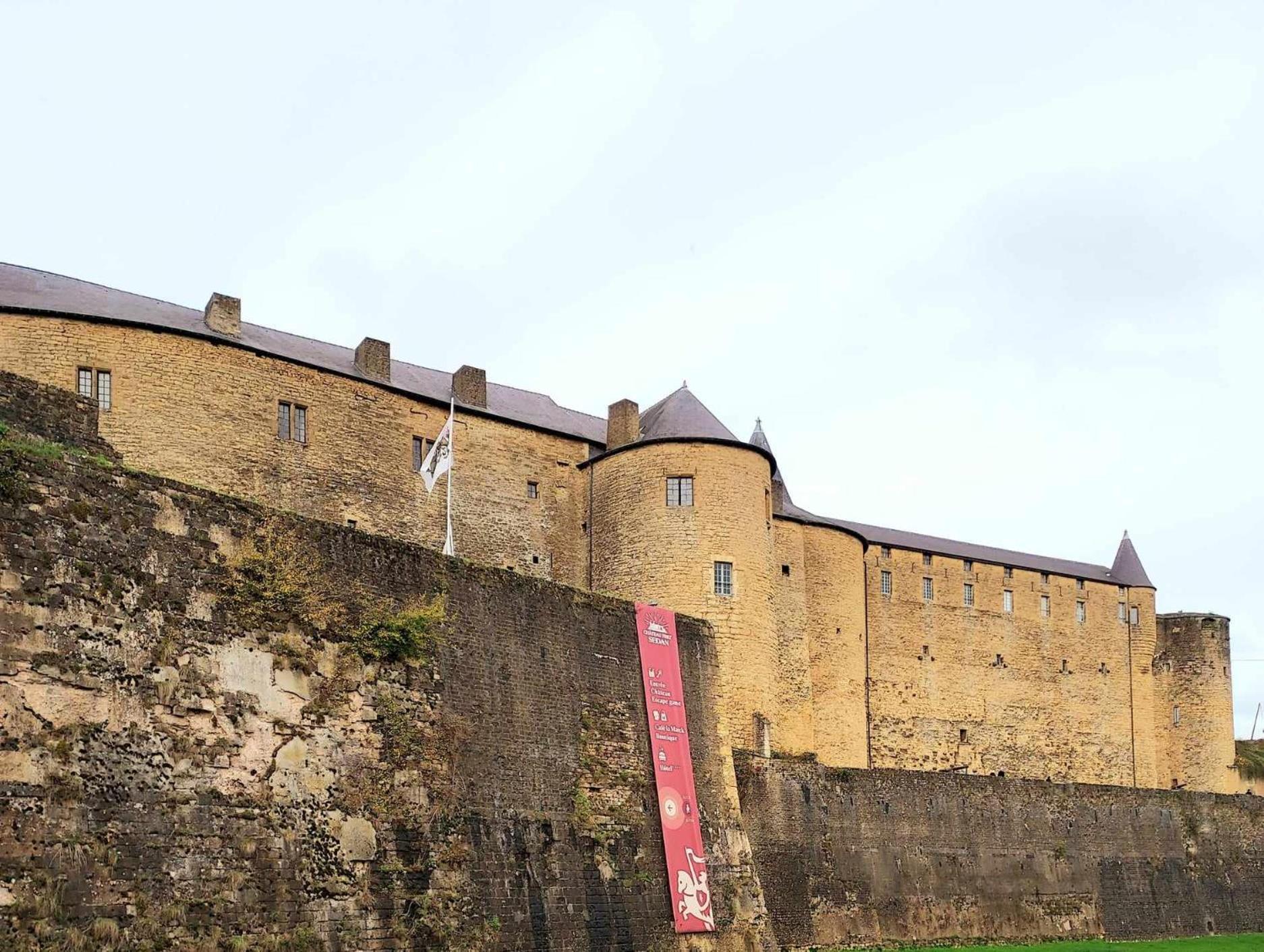 L'Elegant Des Remparts, Vue Sur Chateau Fort Sedan Exteriér fotografie